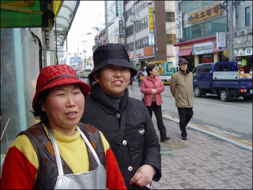 노점상의 고단한 삶을 이야기하는 이금이씨와 정상화(왼쪽)씨 